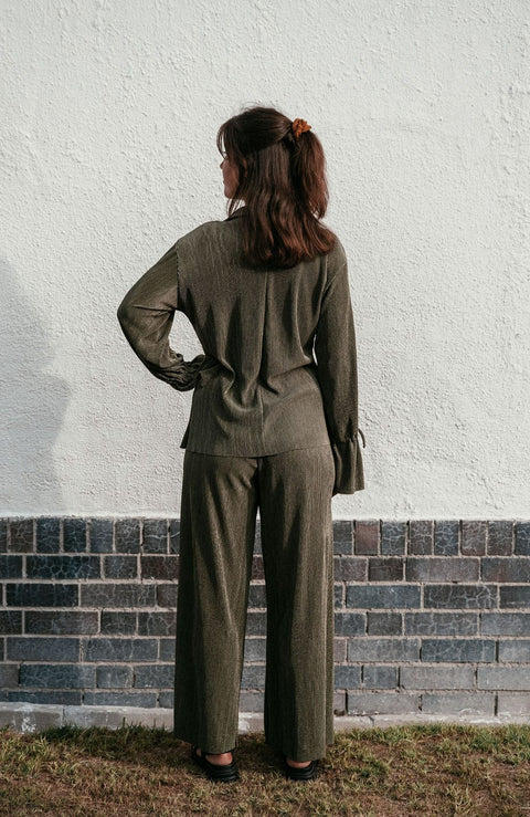 Olive plisse top combined with plisse pants presented from the back.